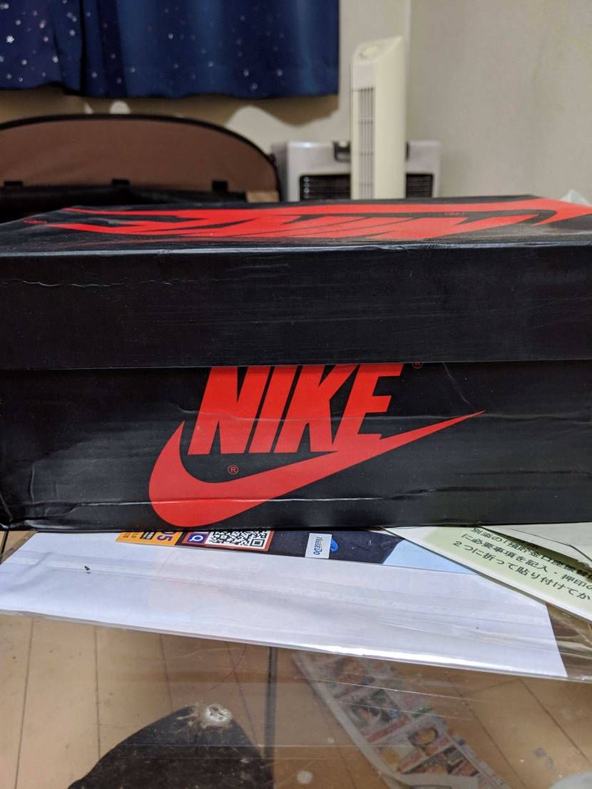 カカトがフニャフニャ
上蓋かぶりすぎ、裏スタンプ無し
海外正