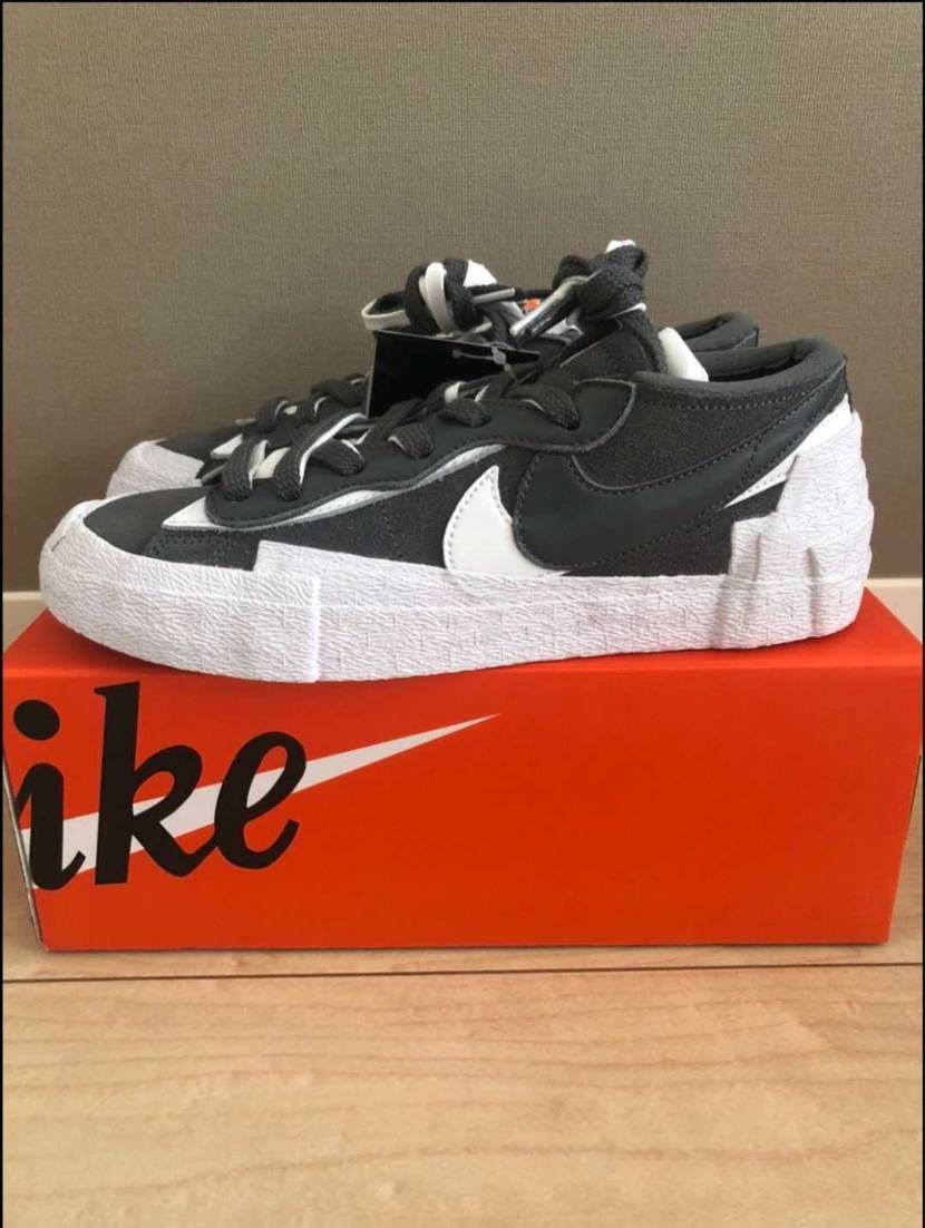 写真だと黒っぽいですが思ってた以上にグレー。
ありです。