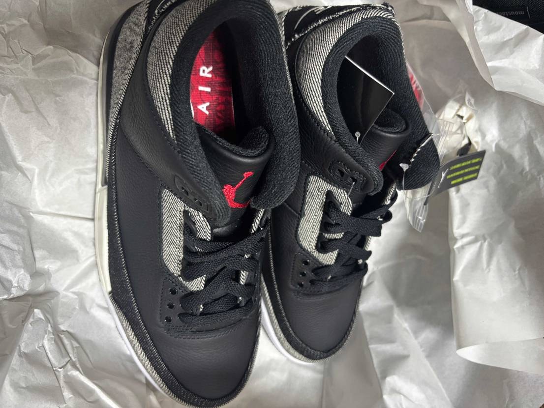 リーバイス×AJ3 スニーカーズで購入して受け取ったんだけど、右足に赤タグが付い