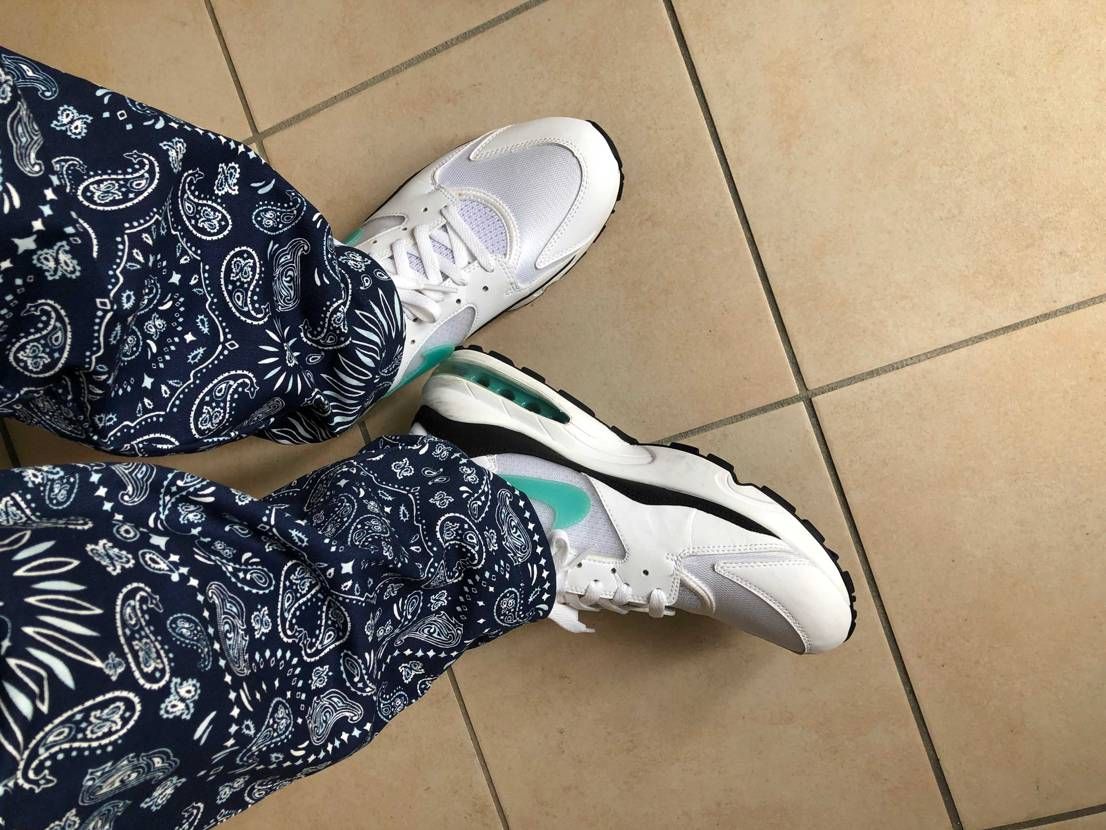 散髪へ。足元はAIRMAX93