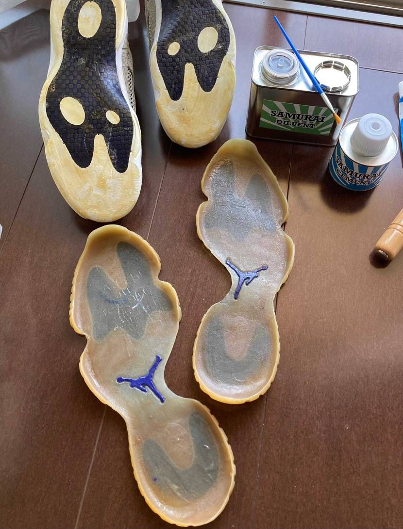 当時物台湾製AJ11lowのソール再接着依頼頂きました。