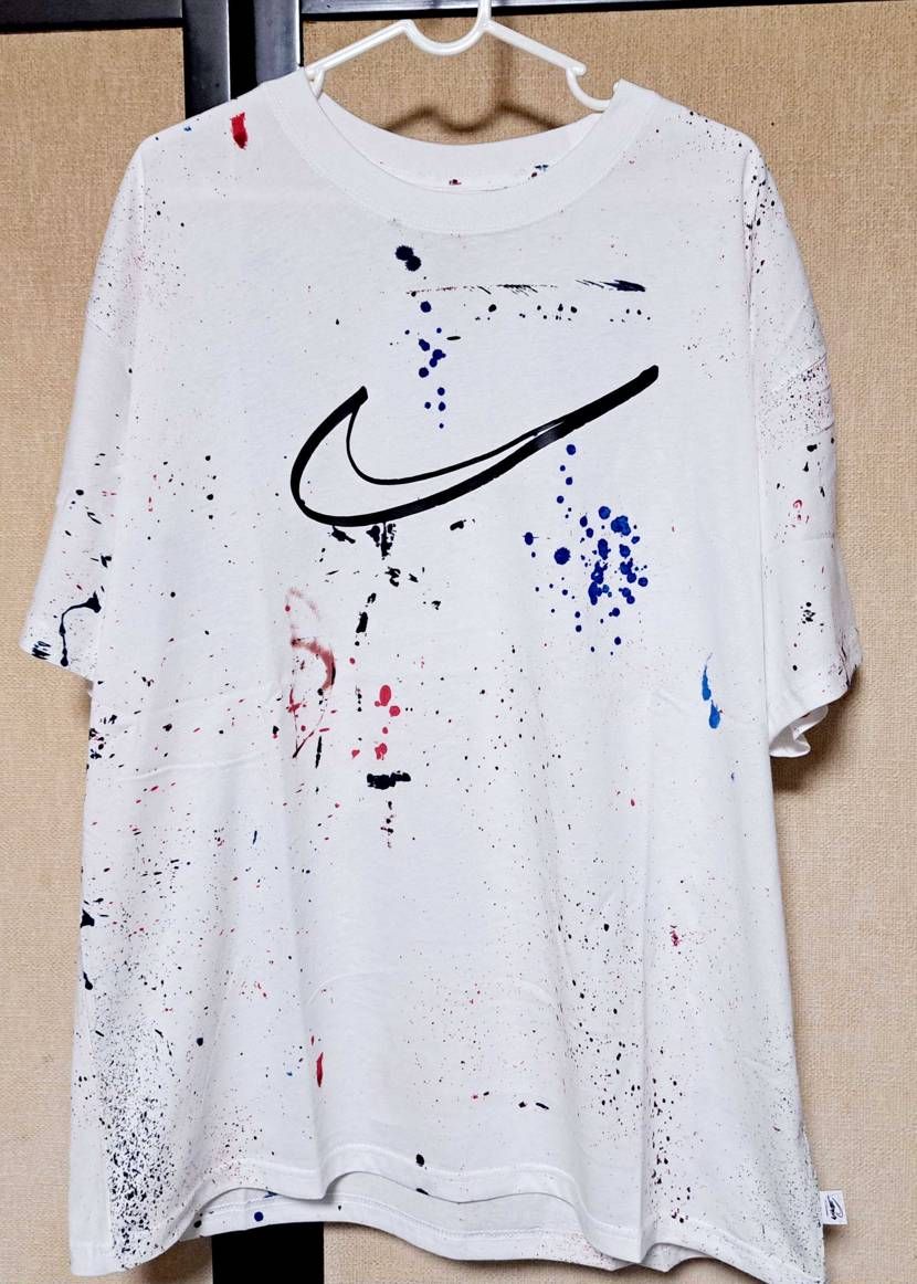 久しぶりのNIKEのTシャツ👕
黒は買えなかったけど白も良いやん😊
気になっ