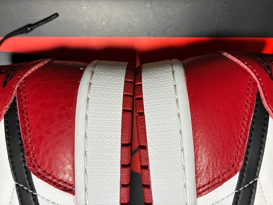 届いた

左右で違うスニーカーだろってくらいレザーの表皮