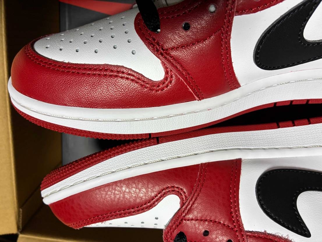 届いた

左右で違うスニーカーだろってくらいレザーの表皮