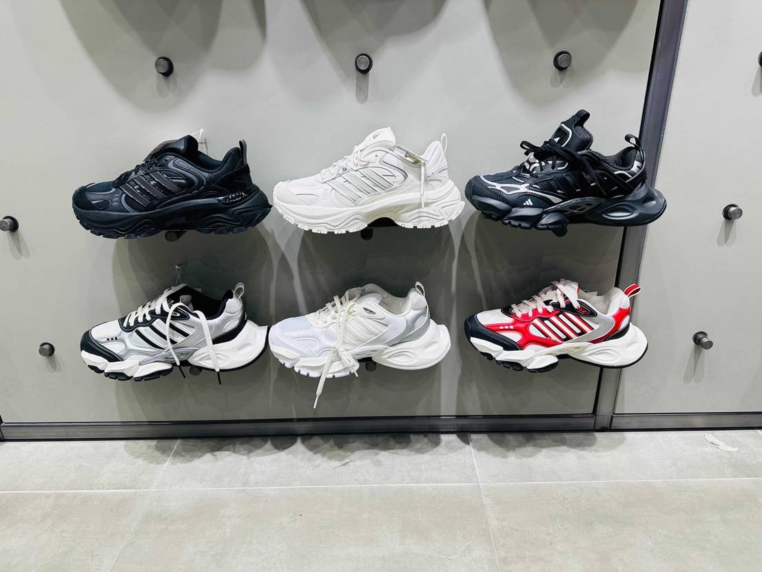 出張先で見つけました、Balenciagaとのコラボっぽいやつ(1枚目)。右上の