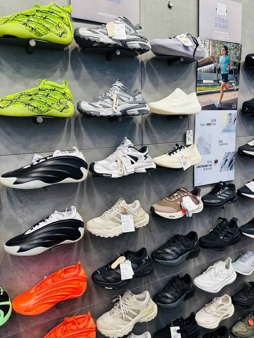 出張先で見つけました、Balenciagaとのコラボっぽいや