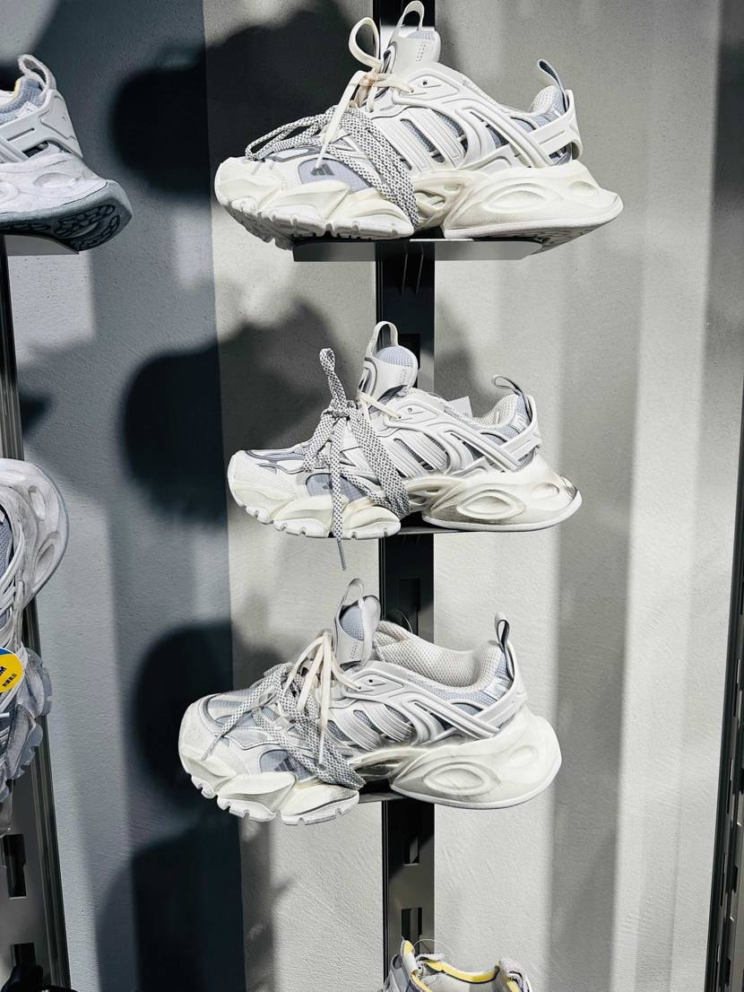 出張3日目
やっと見つけた欲しかったXLG Runner(あのバレンシアガっぽ