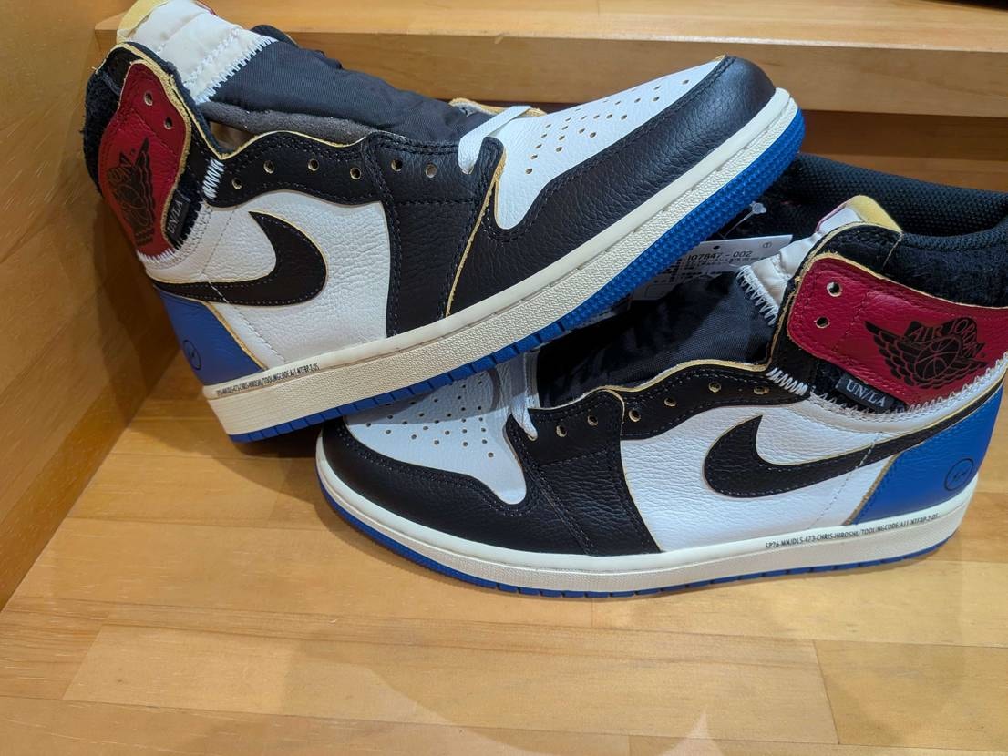 本日無事にロイヤル到着しました👟
箱に少しダメージあったけ