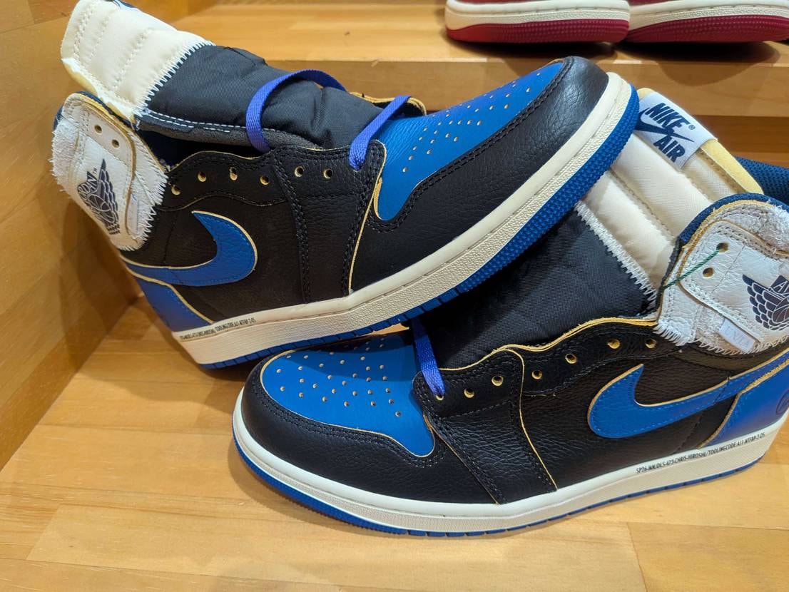 本日無事にロイヤル到着しました👟
箱に少しダメージあったけ