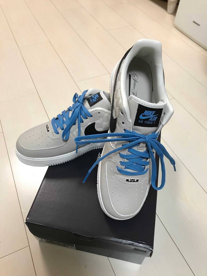 NIKE エアフォース1  レブロン！ゲッチュ(￣▽￣)
あえて、靴紐はブルー