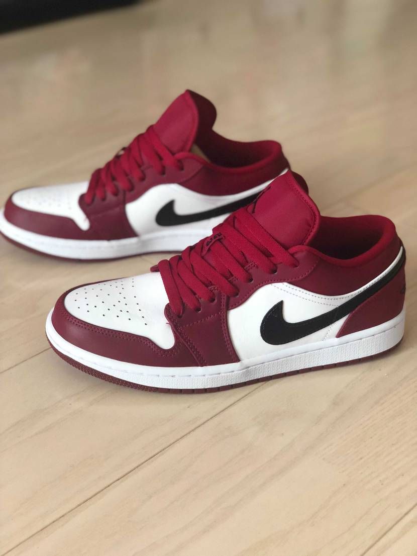 swooshの縦に入ってる白ステッチが気に入らず黒に塗っちゃいました(´･_･`