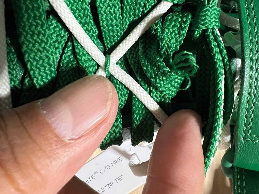 折角ゲットしたのにシューレースほつれてますやんなく😭
コレもNIKEクオリテ