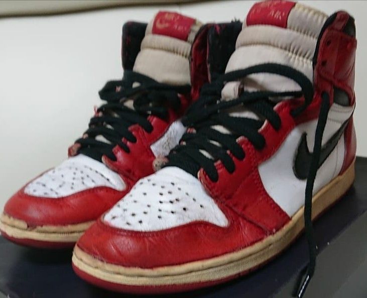 久々に引っ張りだしたAJ1。
25年くらい前に部活で使ってた靴。復刻されたらまた