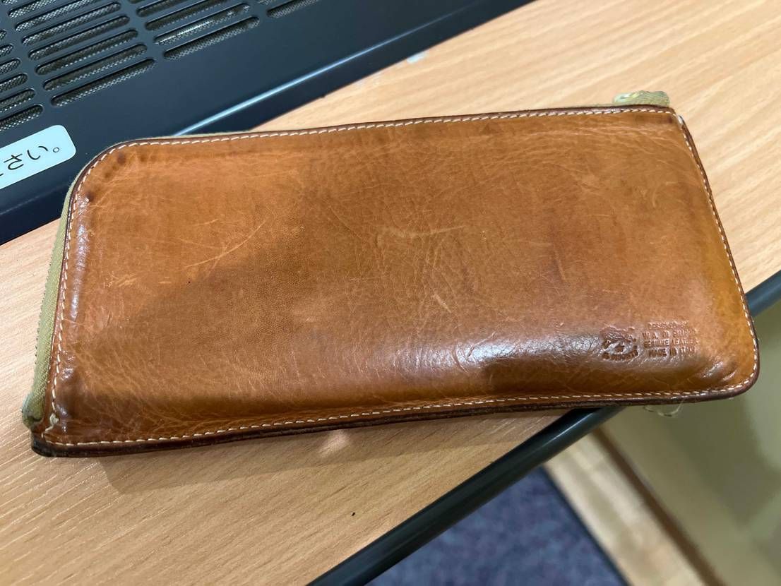 イルビゾンテの長財布。元Tan
このくらいの色味に育てたい。
まだ持ってない