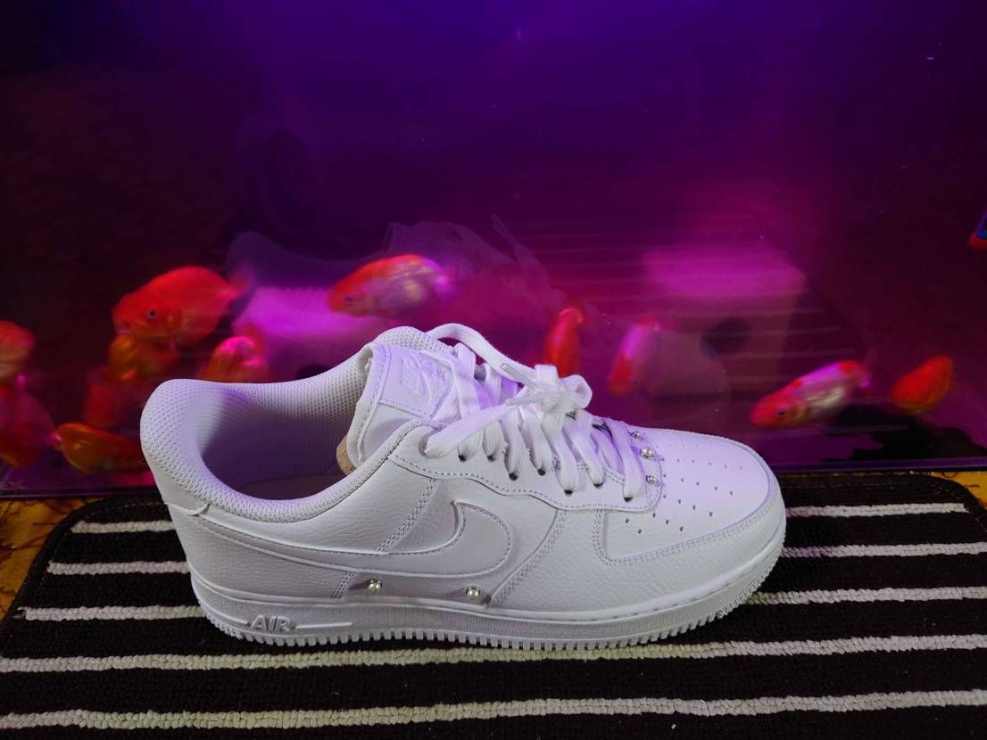 何も当たらないし白スニーカーばっか履くからセールでウィメンズaf1買ったけど、つ