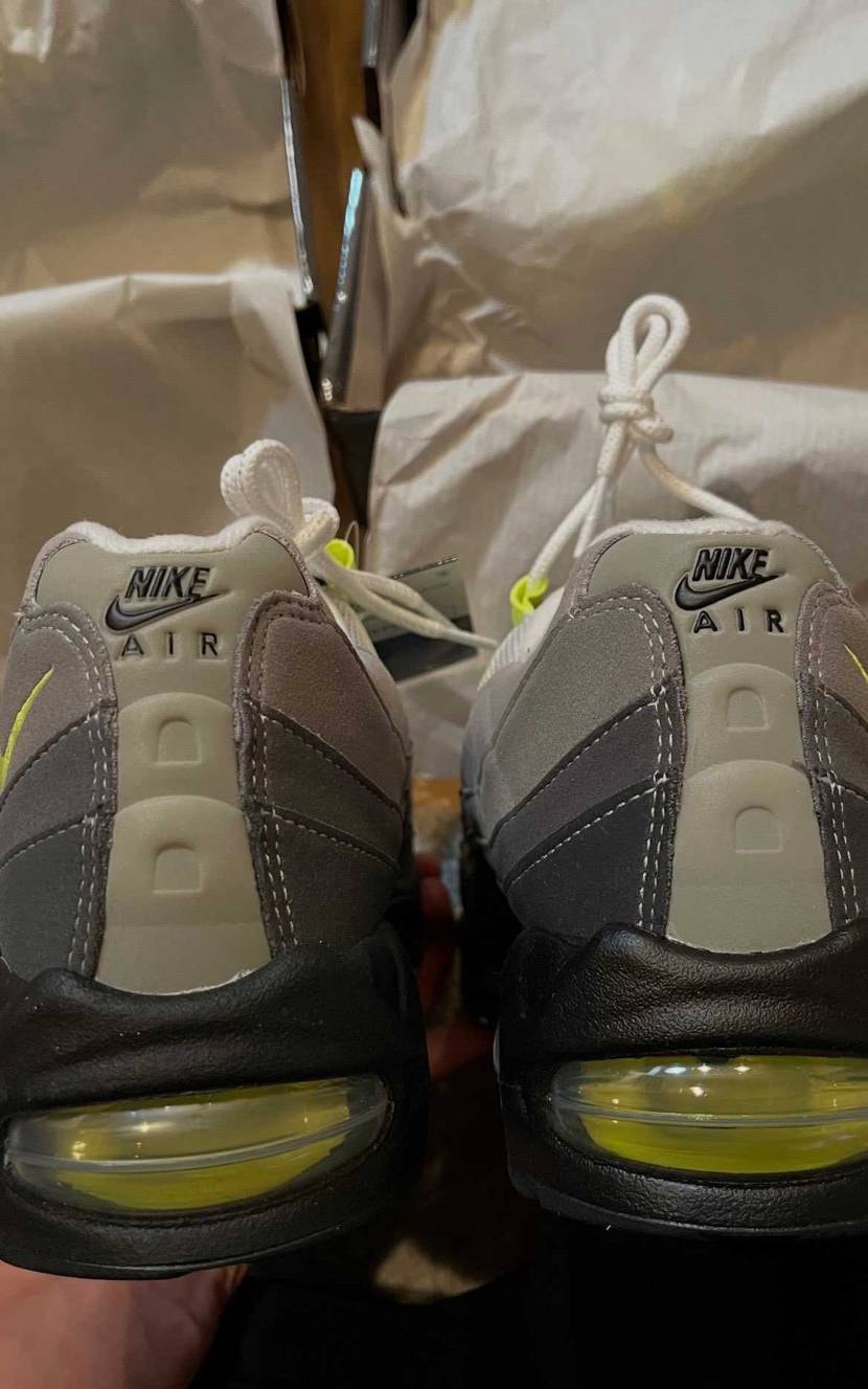 今日届いた.com物【左】メンズ27
atmos物【右】ウィメンズ27.5
