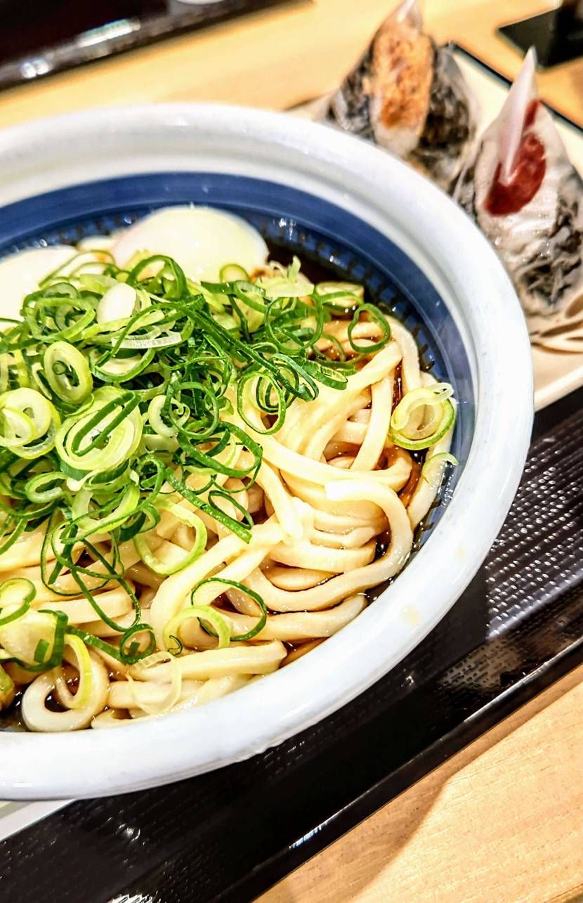 今日はadidas🐝ですよ🤩✨
うどん🍜3人前と🍙🍙😋🥢