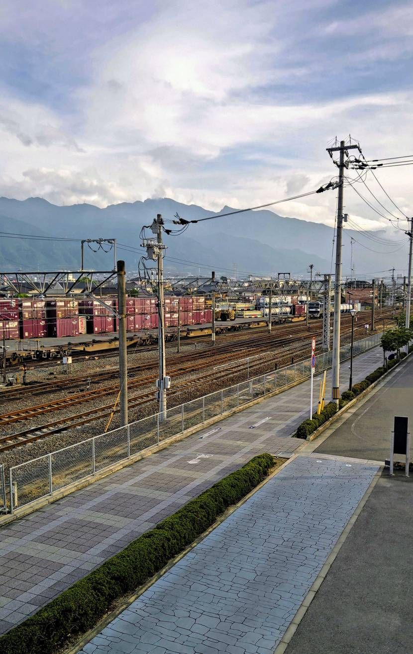 子供を迎えに駅🚇️に来ております😁
１人電車は初なので無事