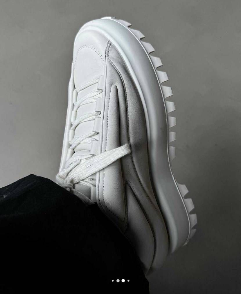 人気ない(話題にならない)×数少ない×デザインドンピシャ

こういうスニーカ