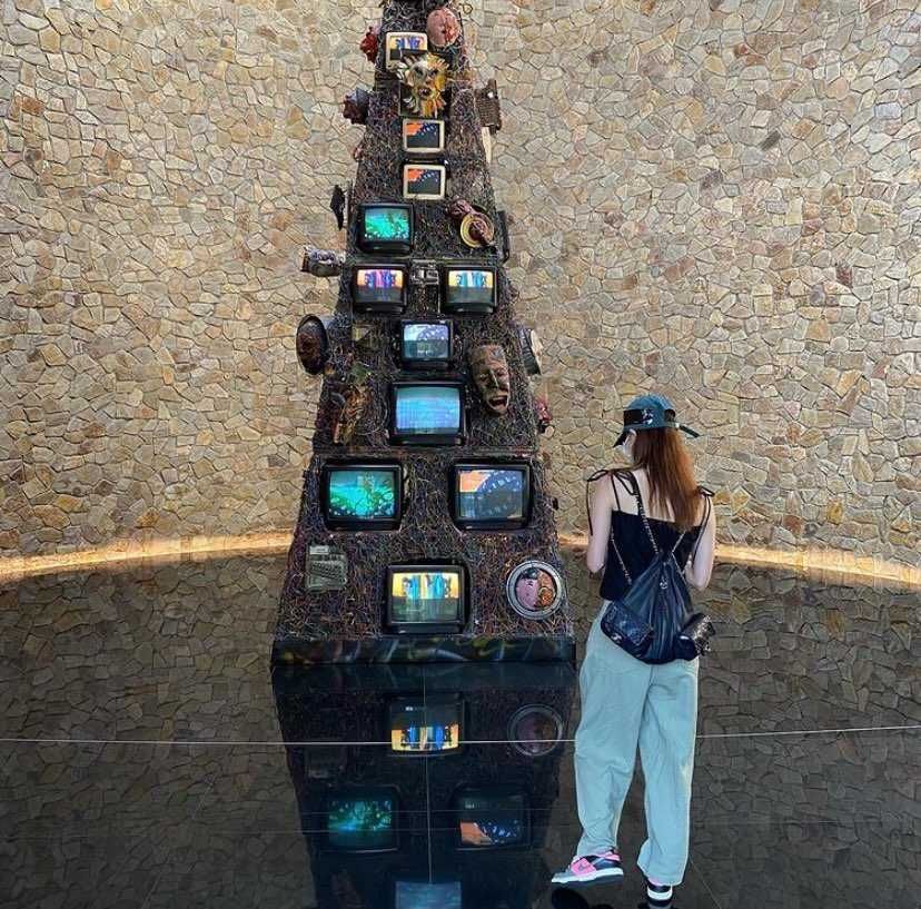 こちらの写真の女性の方が履いている
ダンクのカラー名をご存知の方いらっしゃいま