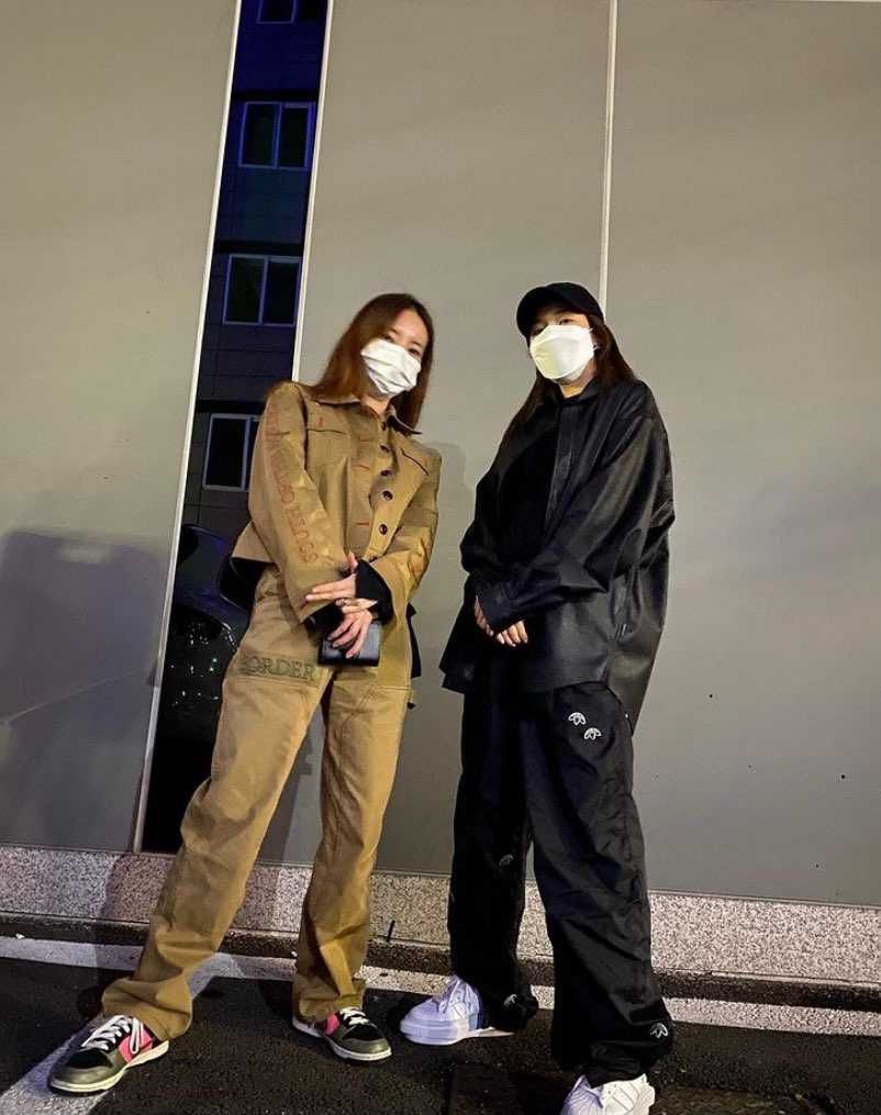 こちらの写真の女性の方が履いている
ダンクのカラー名をご存