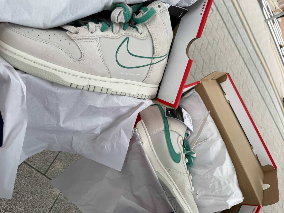 昨日atmosで友達と抽選並びました！
嬉しい😊早速友達は履いてました笑