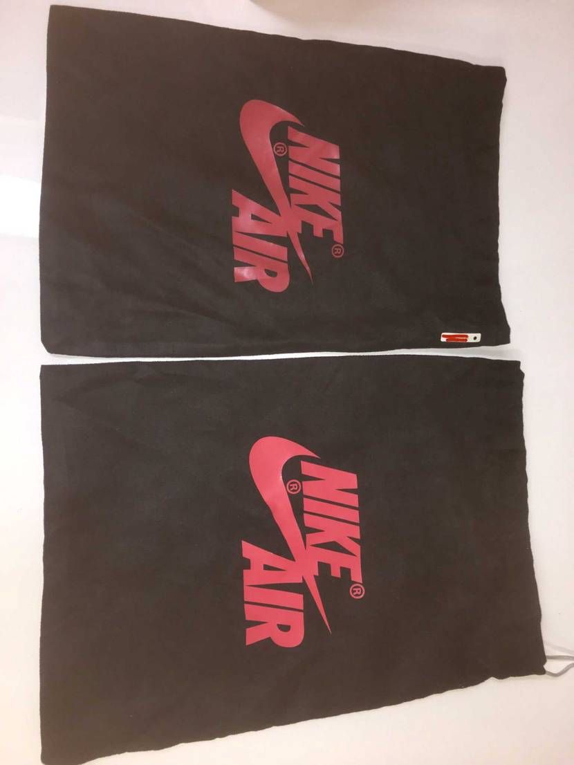 持ってる人に教えてもらいたいんですが
袋のサイズとNikeのマークの色合いが違