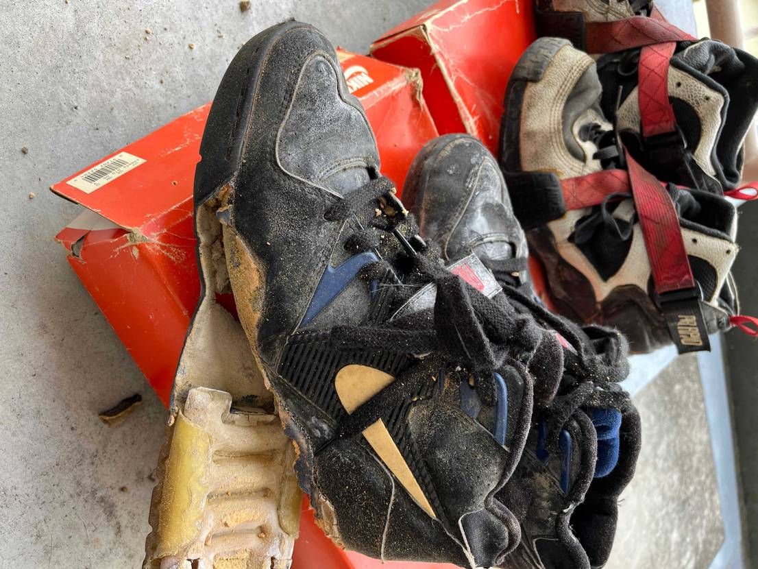 約30年前のスニーカー、、、
当時中学バスケで履いて重くて動き辛かったなぁ🤮💦
