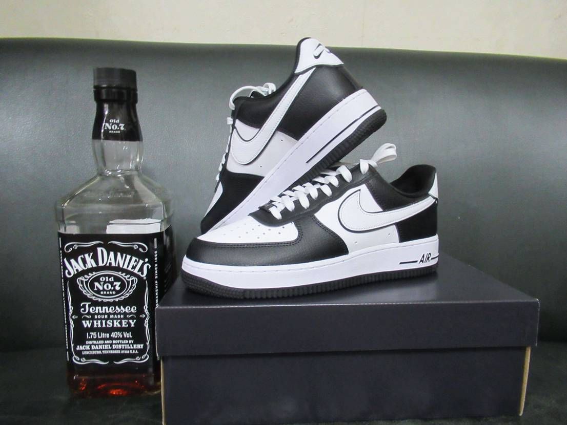 私、ナイキ、ジャックダニエルの関係者ではありませんが今日届いたシューズに
はま