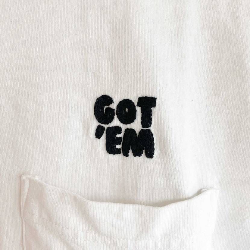 ユニクロTシャツの胸ポケット上に刺繍しました！
あの角っとしたかっこいいゴシッ