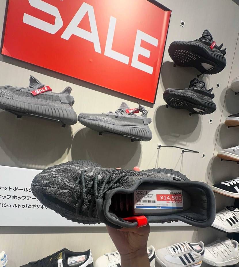 ABCマートもyeezy半額ででてるのか