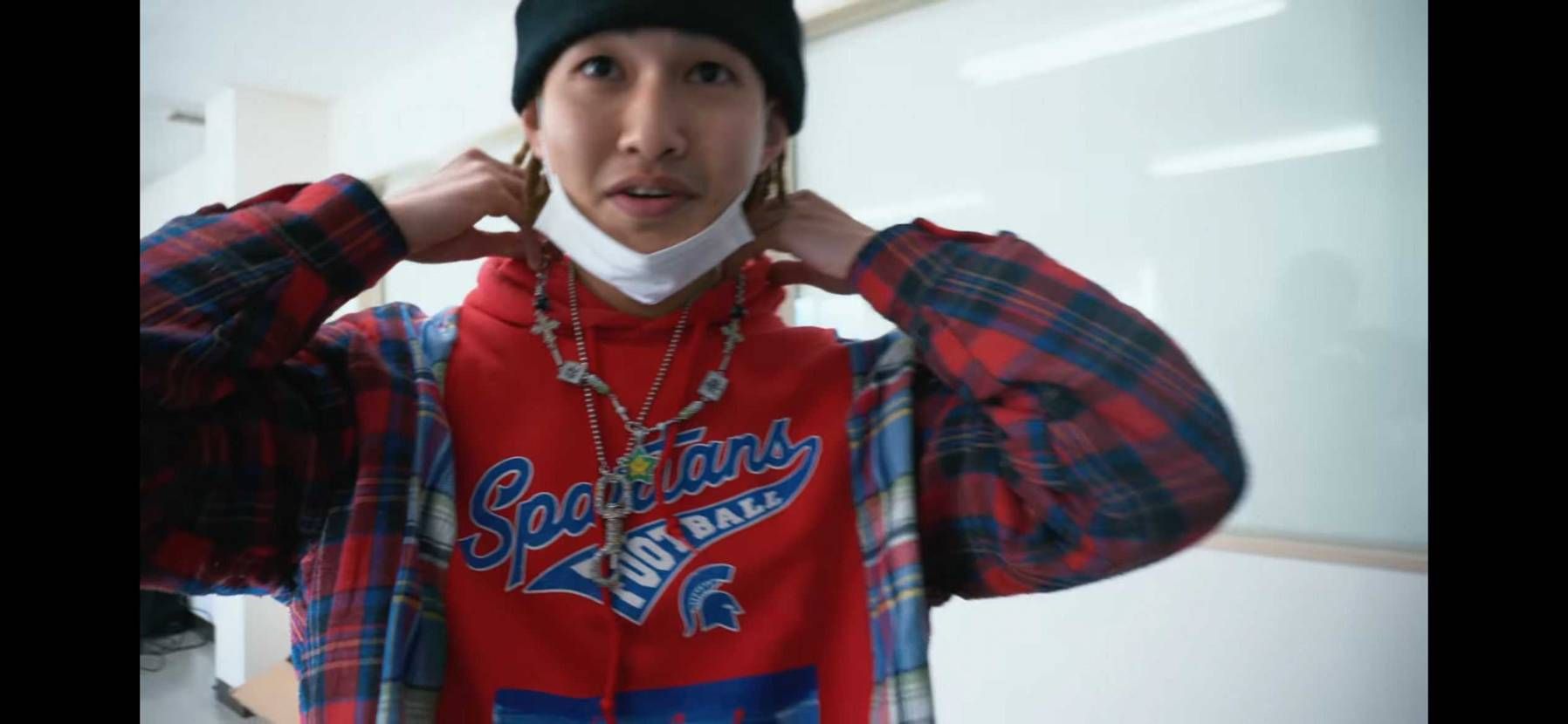 slim君が着てるパーカーどこのか分かる方いらっしゃいませんか？