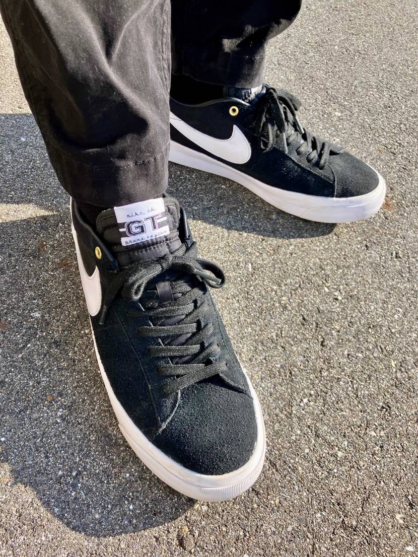 朝近所の餅つき行って
昼タイヤと靴履き替えて
今公園で震えてる


で