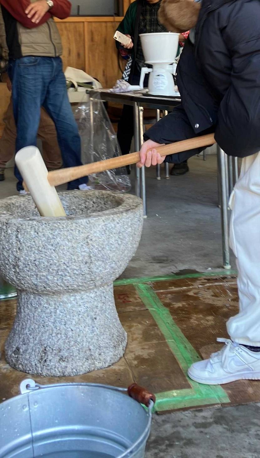 朝近所の餅つき行って
昼タイヤと靴履き替えて
今公園で震