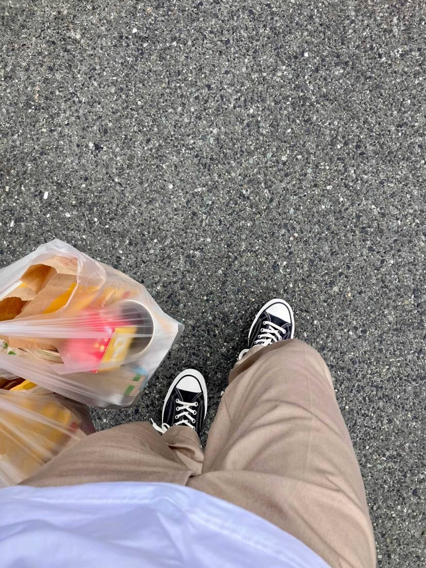 白TにワークパンツにCONVERSE
くるぶし出そうとアン