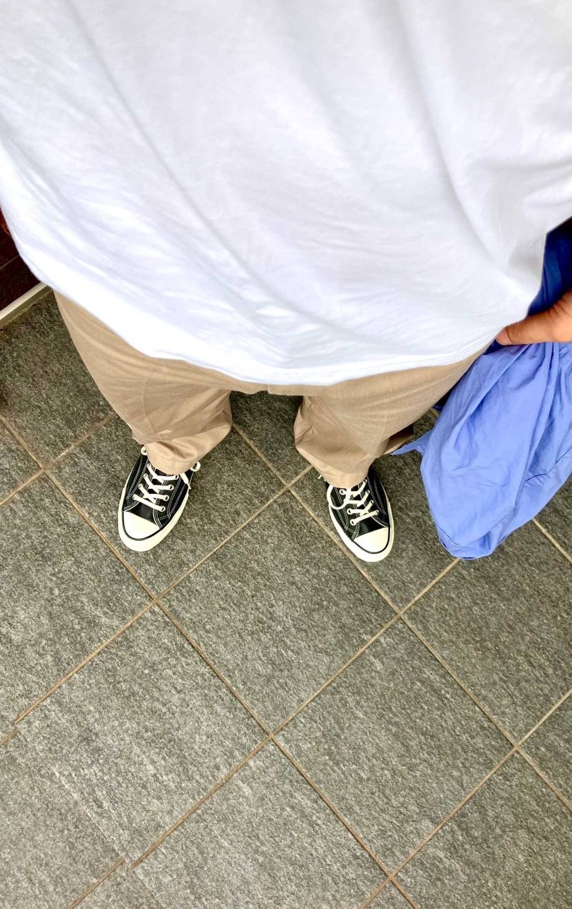 白TにワークパンツにCONVERSE
くるぶし出そうとアン