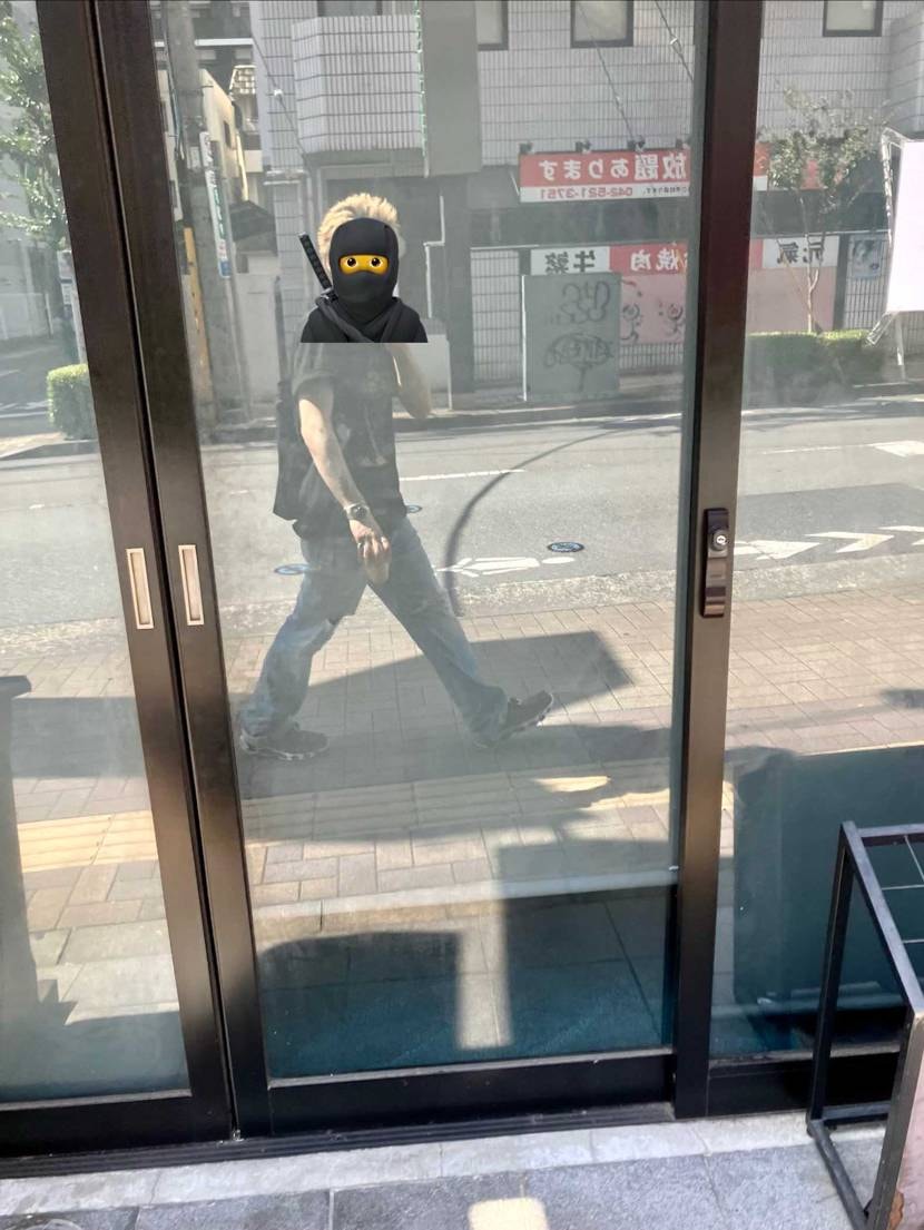 前行く人の落し物、昨日はイヤホン、今日はアームカバーを拾って