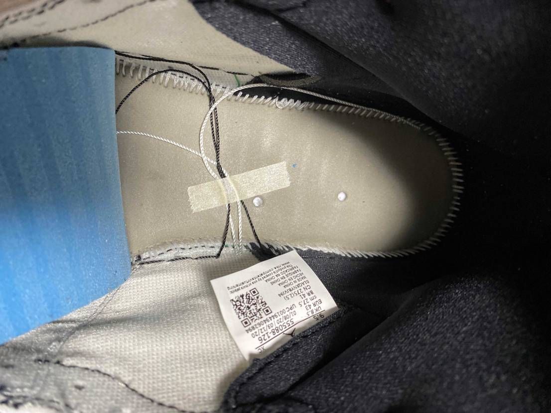 みなさん教えてください。これって普通ですか？
インソールの下がこうなっていたん