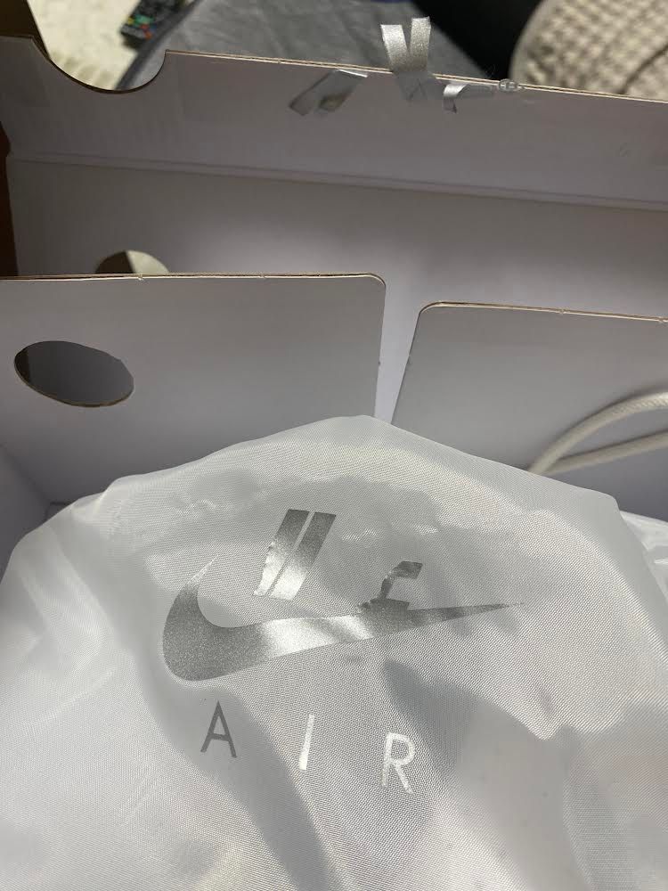 届いて箱開けたら箱の粘着テープがちゃんと付いてなくてそこに巾着が付いて剥がしたら