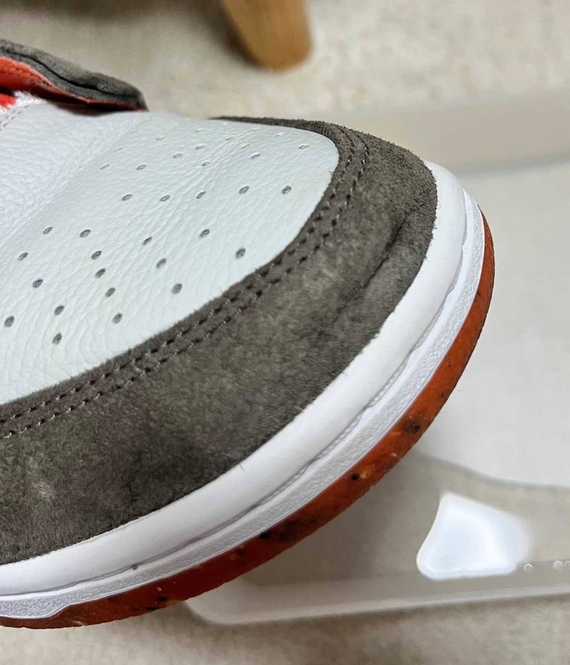 買った時からつま先潰れててさ あんま気にしてなかったんだけど、履いてる内にだんだ