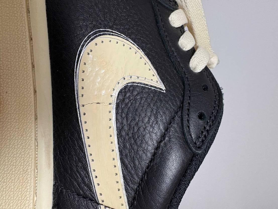 8月に買って約4ヶ月ほぼ土日はこいつ履いてて、もうスウッシュにひび入ってきた🥲