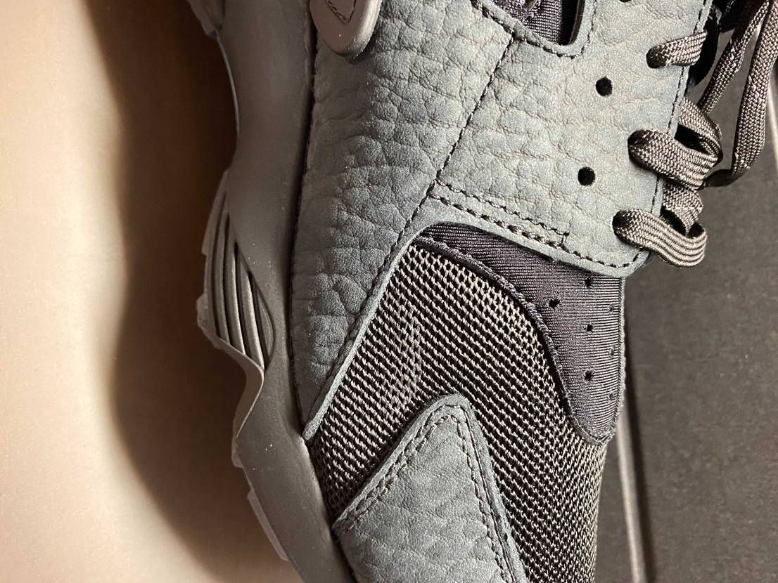 初めてスニダンで購入させていただいたんですが、この程度の汚れって返品できたりする