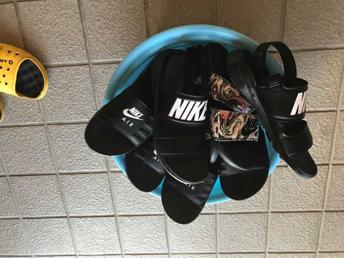 夏の終わりにサンダル洗ってみました。