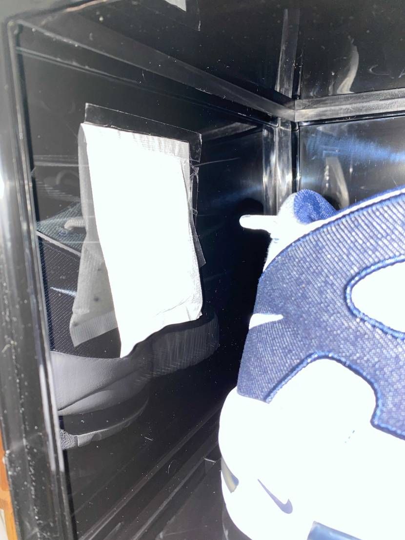 誰か教えてください!
シリカゲル(紙の部分)を靴に付けた状
