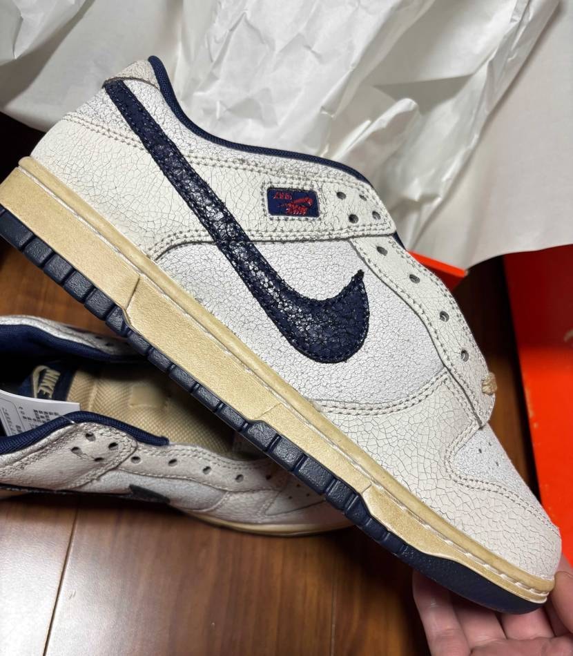 ダンクにしてはシュータンにハリがあり少しだけ厚みもありますね。SB DUNKみた