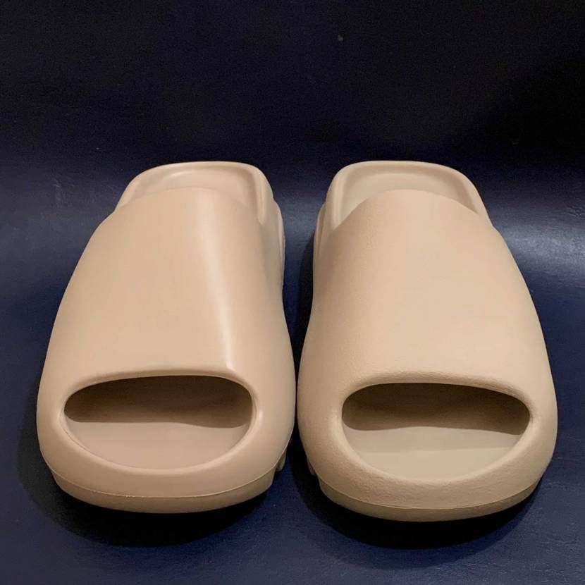 Yeezy Slide PURE比較
左が以前のGZ5554
右が23日発売