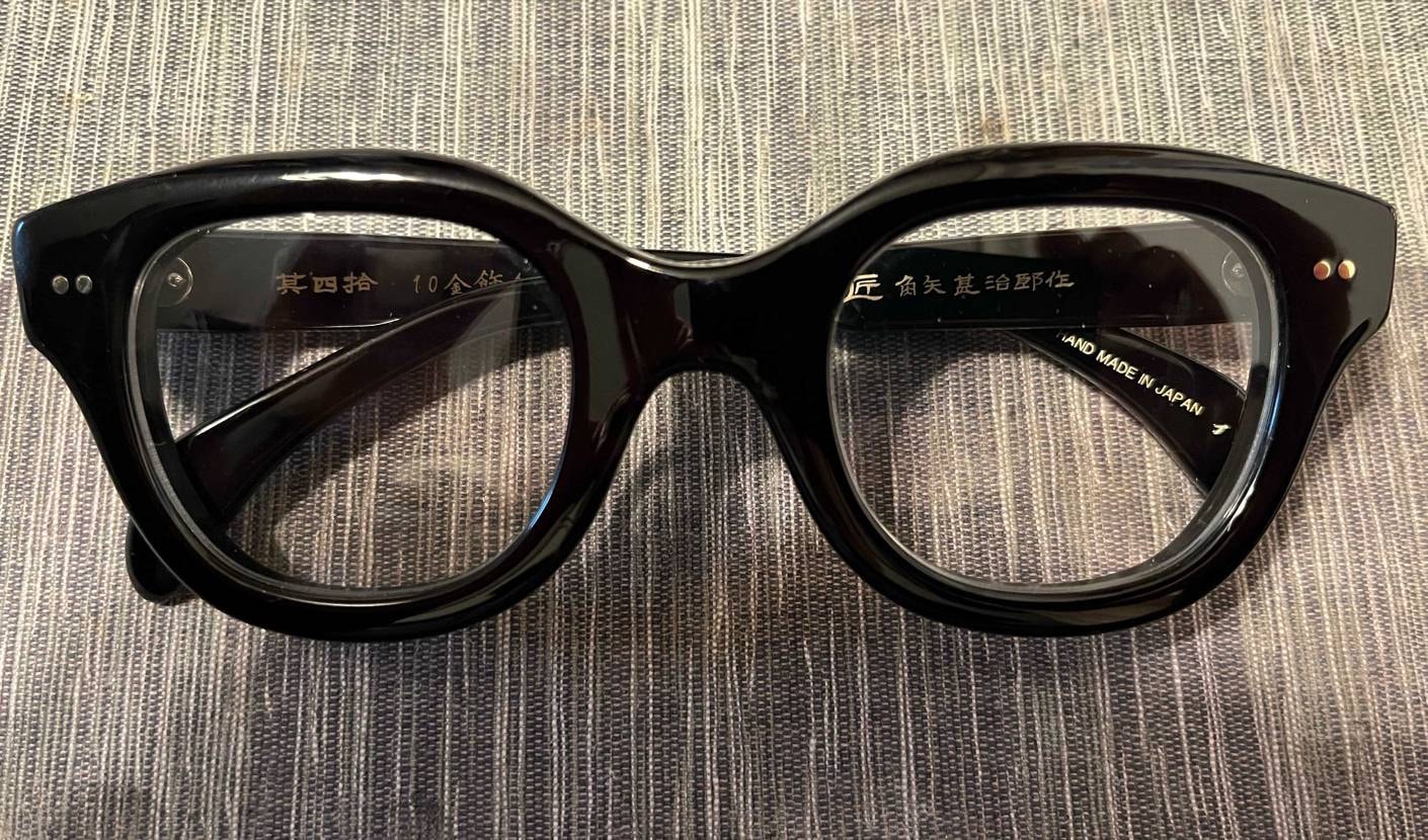 小物がまた欲しくなり買いました👓
夏に向けて調光グラスに換える予定です（まだま