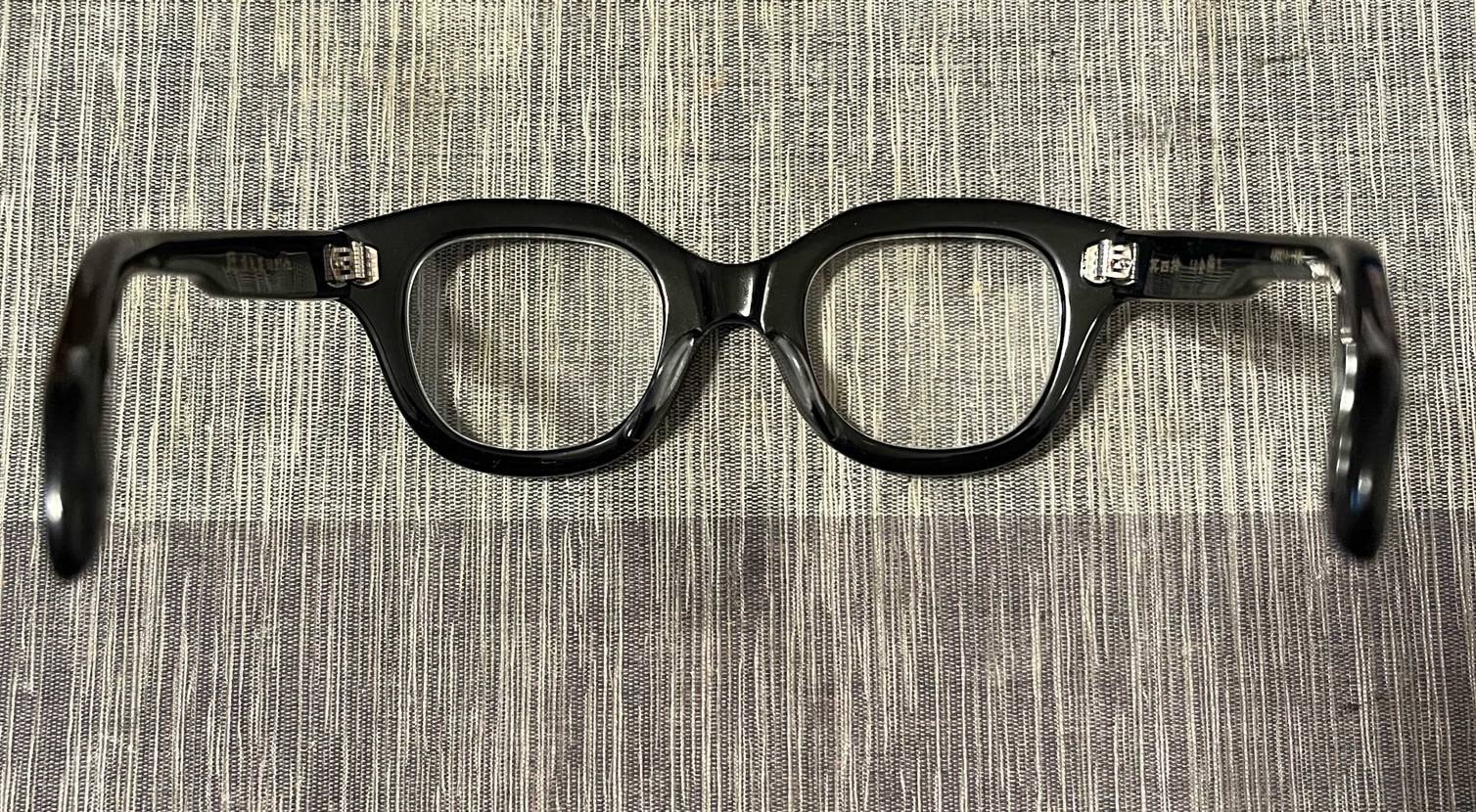 小物がまた欲しくなり買いました👓
夏に向けて調光グラスに換