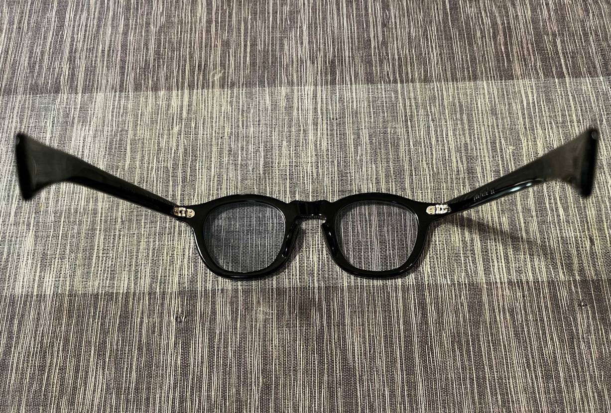 小物がまた欲しくなり買いました👓
夏に向けて調光グラスに換