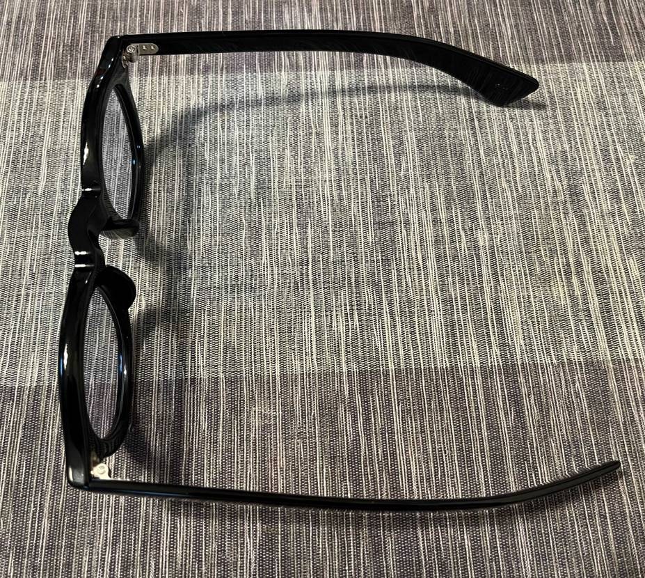 小物がまた欲しくなり買いました👓
夏に向けて調光グラスに換
